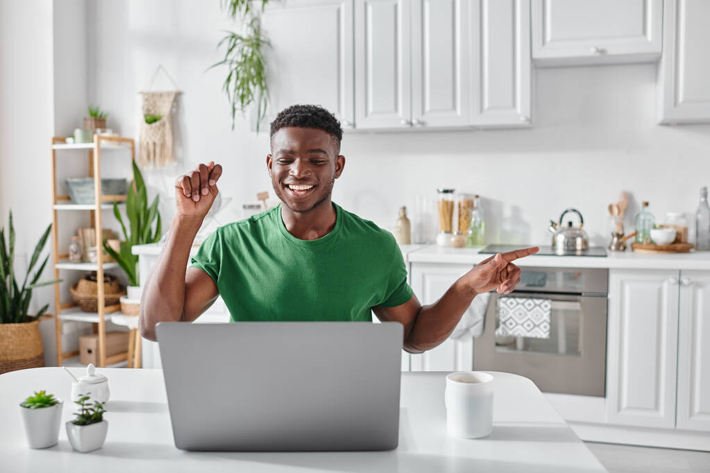 sordo positivo afroamericano freelancer utilizando lenguaje de señas durante la videollamada en el ordenador portátil en casa - Foto, Imagen