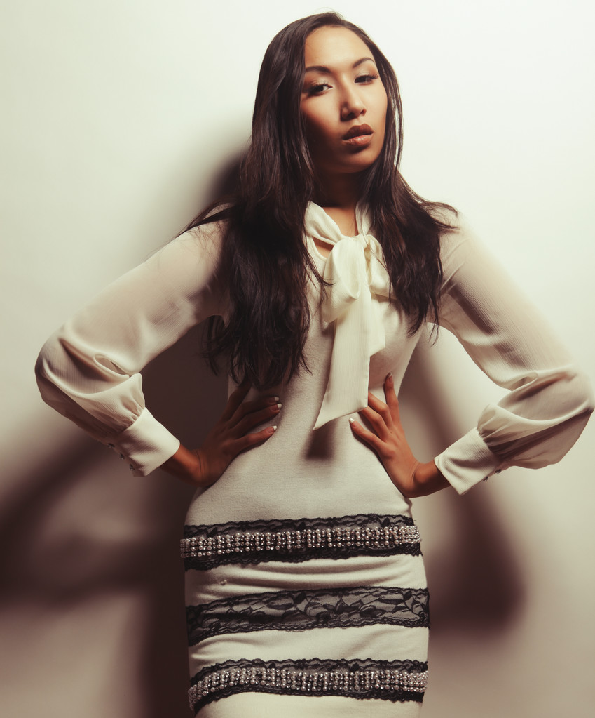 bella asiatico bruna in splendida abito
 - Foto, immagini