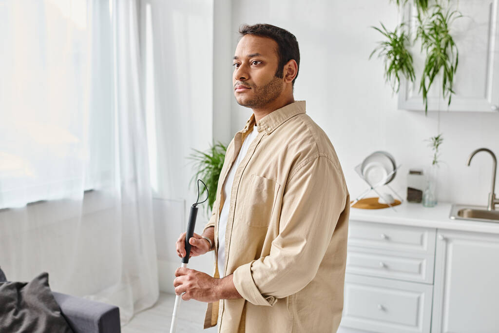 guapo ciego indio hombre en cómoda ropa de casa usando bastón de caminar mientras en casa, discapacitado - Foto, Imagen