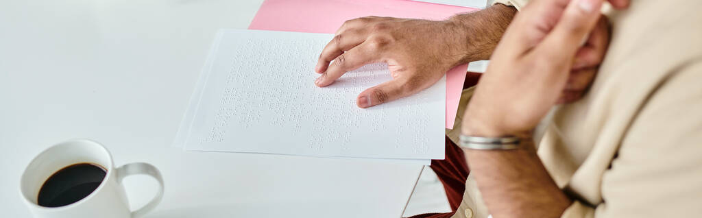 Ausgeschnittene Ansicht eines indischen Blinden in Alltagskleidung mit Gehstock beim Lesen des Braillecodes, Banner - Foto, Bild