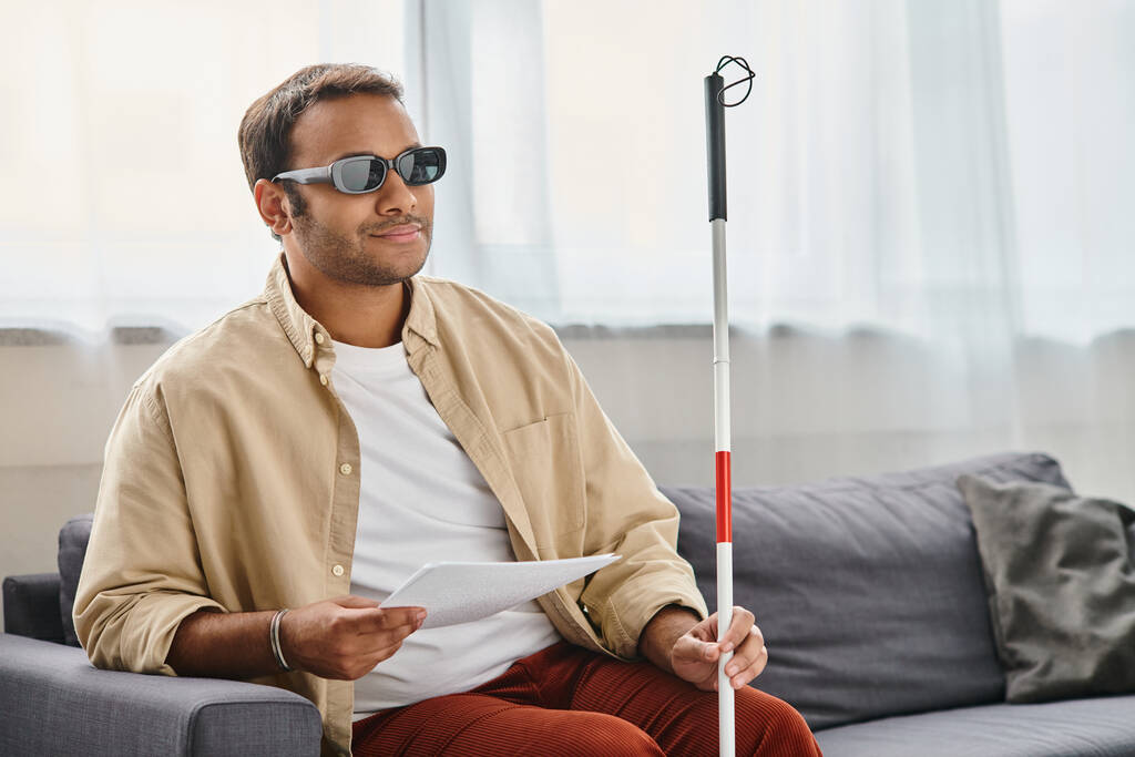 vidám indiai férfi látássérült szemüveggel és sétabot olvasó braille kód - Fotó, kép