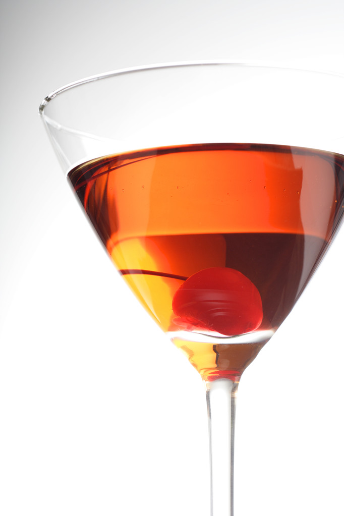 Juo martinilasissa
 - Valokuva, kuva