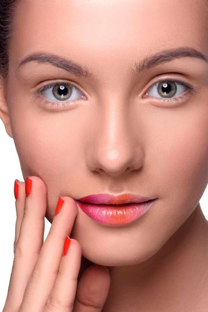 Красивая молодая женщина с красочными губами макияж и красные ногти
 - Фото, изображение