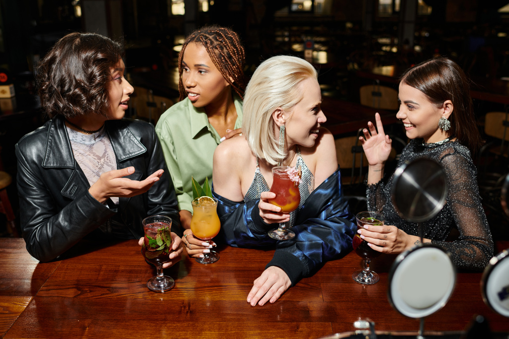 iloinen monirotuinen naispuoliset ystävät cocktail lasit puhuu baarissa, vapaa-ajan ja puolueen aikaa - Valokuva, kuva