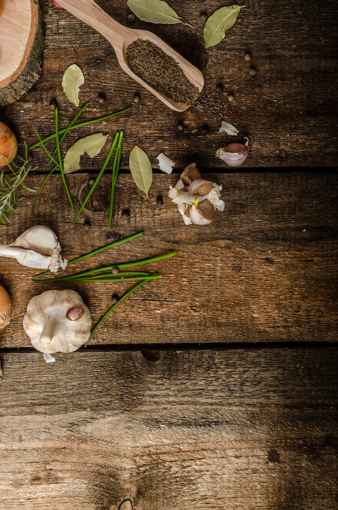 Τα κρεμμύδια, το σκόρδο και βότανα βιο από τον κήπο - Φωτογραφία, εικόνα