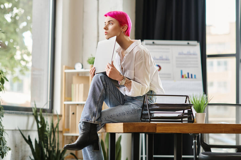 femme séduisante réfléchie en tenue décontractée assis avec ordinateur portable sur les genoux, concept d'entreprise - Photo, image