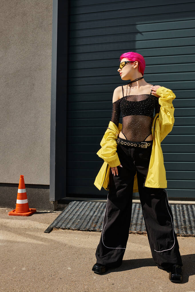 mujer joven de pelo rosa en gafas de sol y traje de moda posando al aire libre, moda de estilo callejero - Foto, Imagen