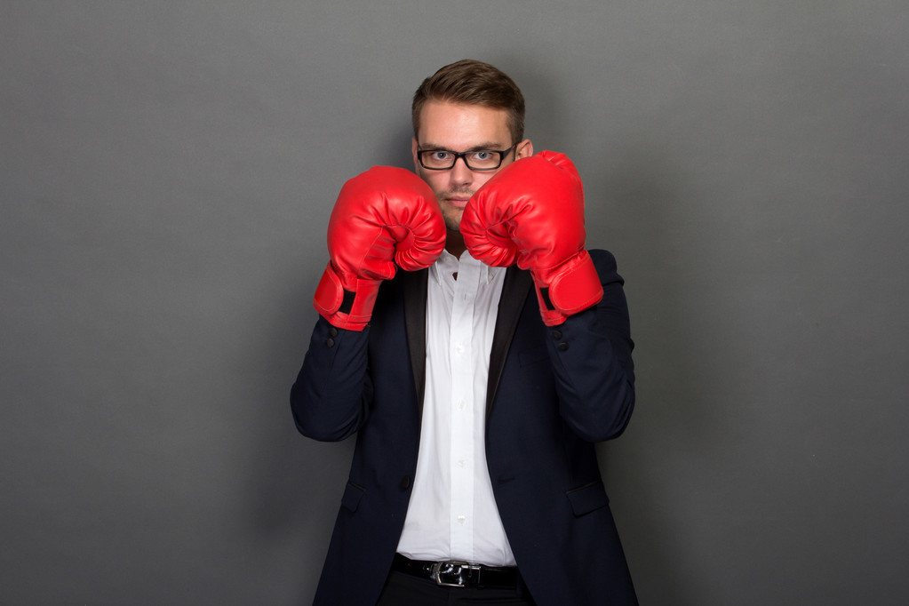 joven empresario con guantes de boxeo - Foto, Imagen