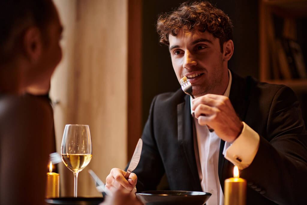 pohledný muž těší večeři a při pohledu na svou přítelkyni na Valentýna, intimní prostředí - Fotografie, Obrázek
