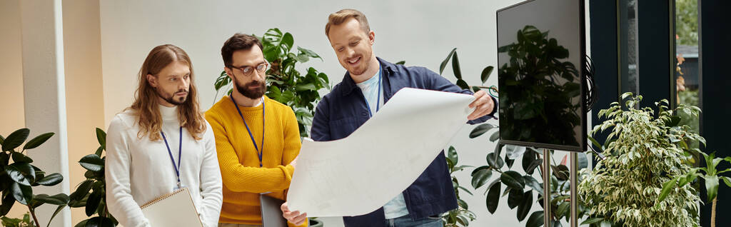 vrolijke knappe architecten in casual attires werken samen aan hun startup, coworking, banner - Foto, afbeelding