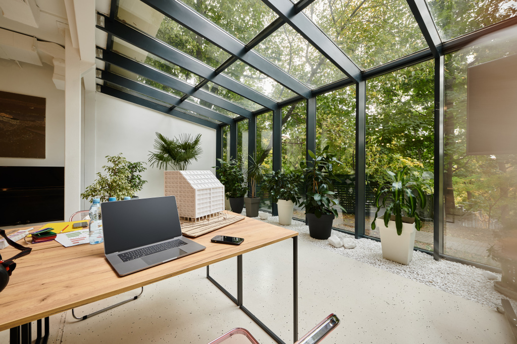foto interior de la sala de conferencias minimalista contemporánea con mesas y plantas vivas en macetas - Foto, Imagen