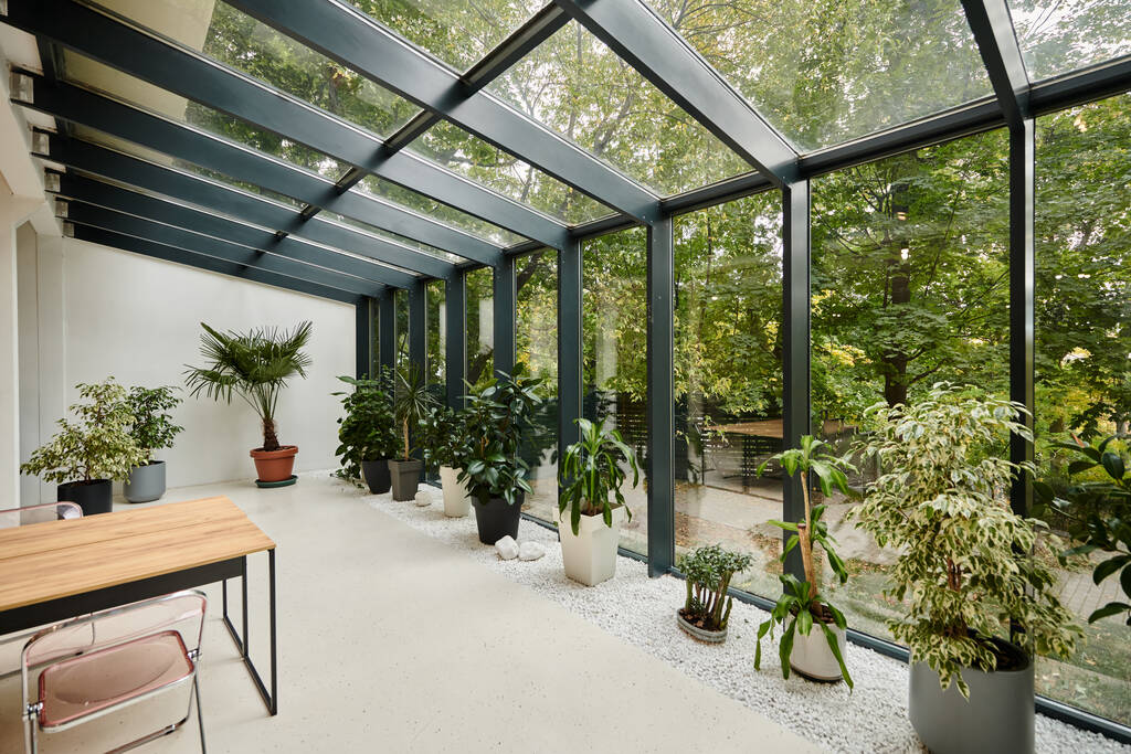 Innenaufnahme eines modernen minimalistischen Konferenzraums mit Bürotisch und Pflanzen in Töpfen - Foto, Bild