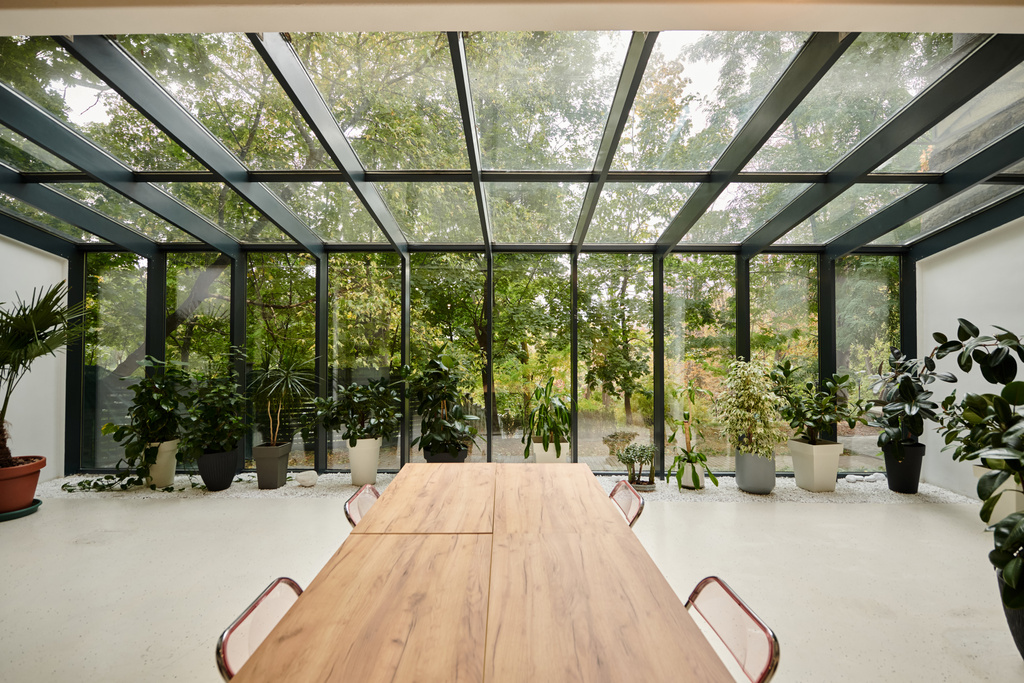 foto degli interni della moderna elegante sala conferenze con tavolo da ufficio e piante vive verdi in vaso - Foto, immagini