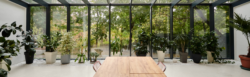 Ofis masası ve saksılarda yeşil bitkiler olan modern şık toplantı odasının iç mekan fotoğrafı. - Fotoğraf, Görsel