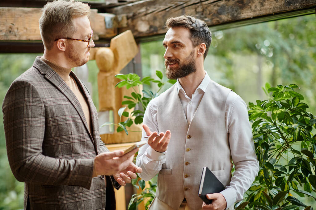 vidám vonzó üzleti vezetők szemüvegben elegáns öltözékben megvitatják startup - Fotó, kép