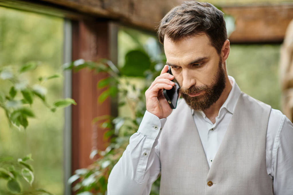 красивый концентрированный лидер с бородой в сложной одежде говорить по телефону, бизнес-концепция - Фото, изображение