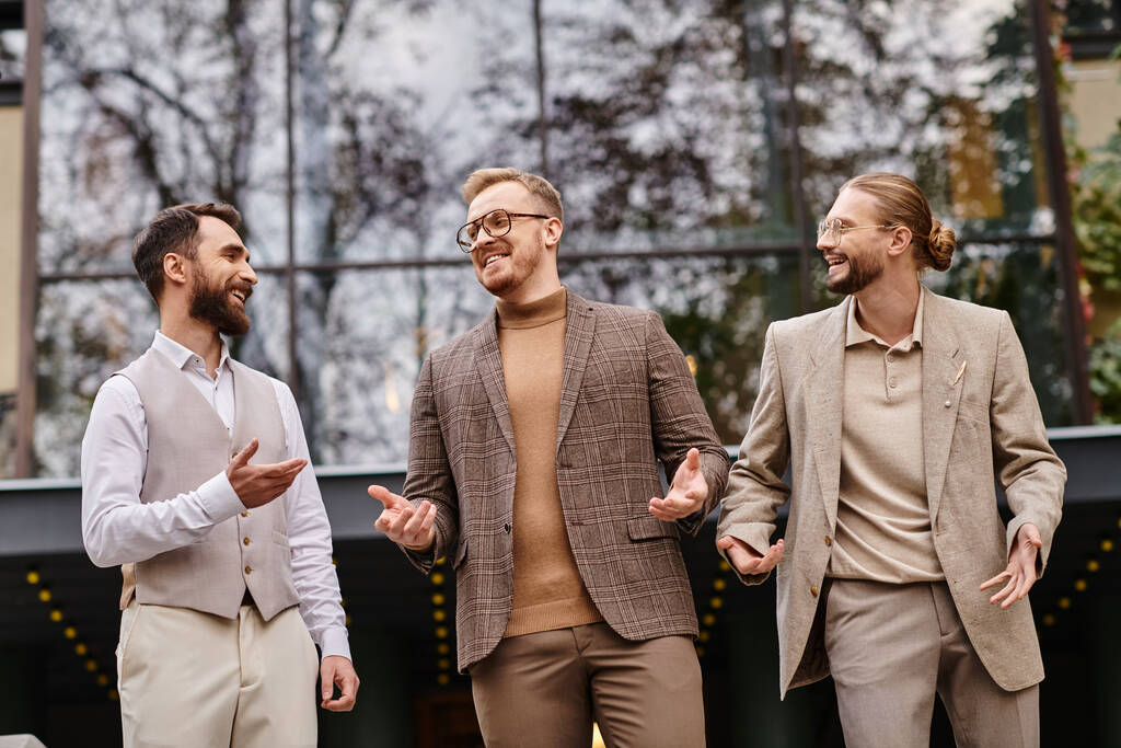 веселі красиві бізнес-лідери в окулярах в модних вбраннях обговорюють свій стартап - Фото, зображення