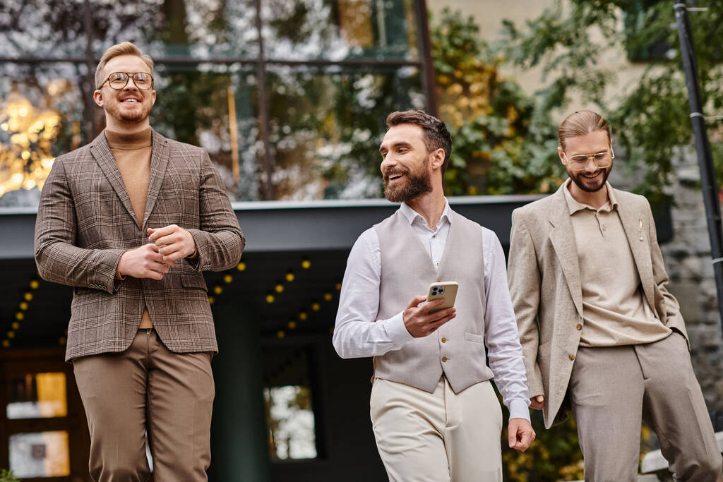 joyeux chefs d'entreprise élégants avec des lunettes dans des vêtements à la mode discuter de leur démarrage - Photo, image