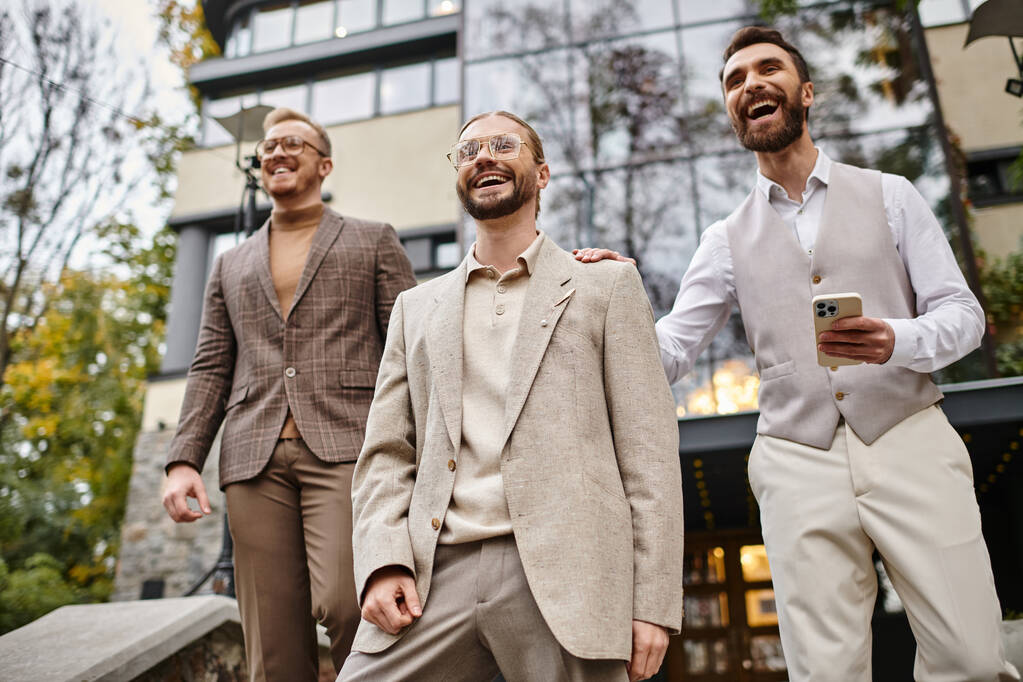 radostné elegantní obchodní lídři s brýlemi v sofistikovaných oděvech diskutovat o jejich spuštění - Fotografie, Obrázek