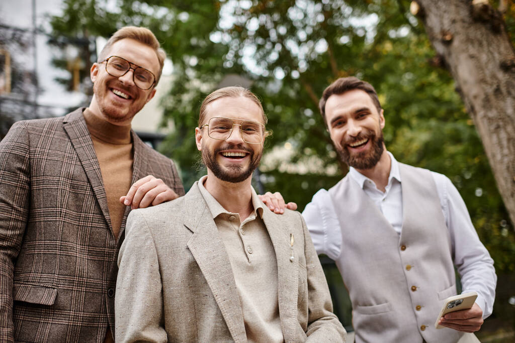 vreugdevolle elegante business leiders met een bril in verfijnde kleding bespreken hun startup - Foto, afbeelding