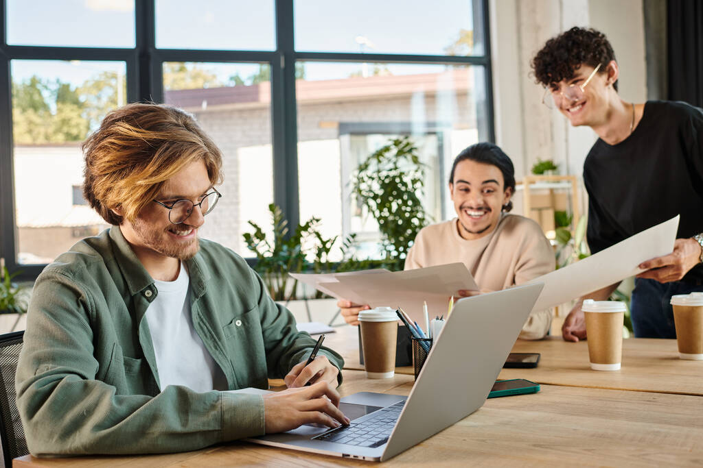 homem feliz usando laptop, equipe de jovens empresários envolvidos no planejamento de projetos no escritório - Foto, Imagem