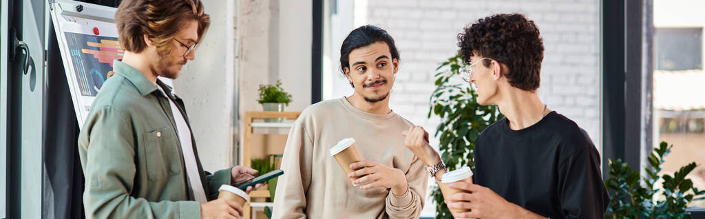 fiatal férfiak a húszas éveikben megosztják ötleteiket és beszélgetnek egy kávé mellett, hogy bemehessenek a modern irodába, startup banner - Fotó, kép