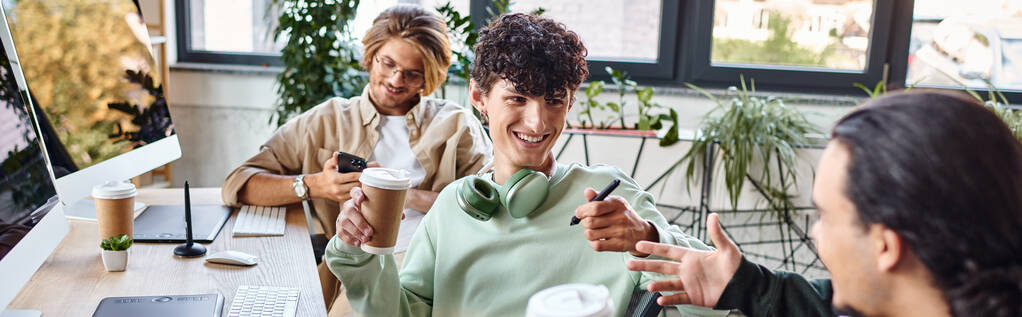 Молодые люди улыбаются вместе во время кофе-брейка в офисе стартапа, баннер пост-продакшн - Фото, изображение
