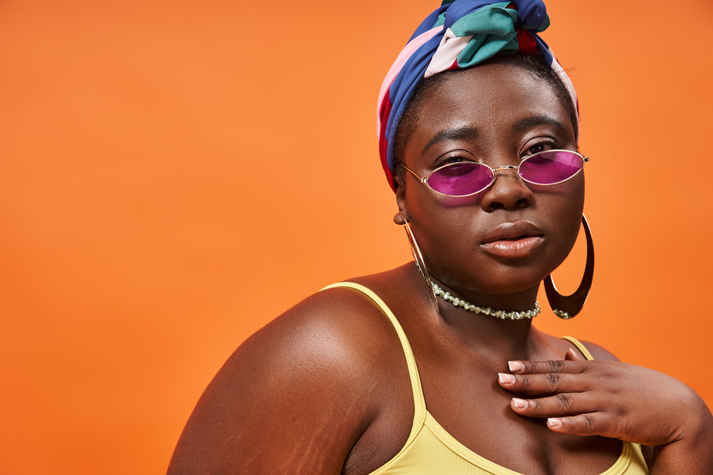 Muoti eteenpäin ja plus koko afrikkalainen amerikkalainen nainen huivi ja trendikäs aurinkolasit oranssi - Valokuva, kuva