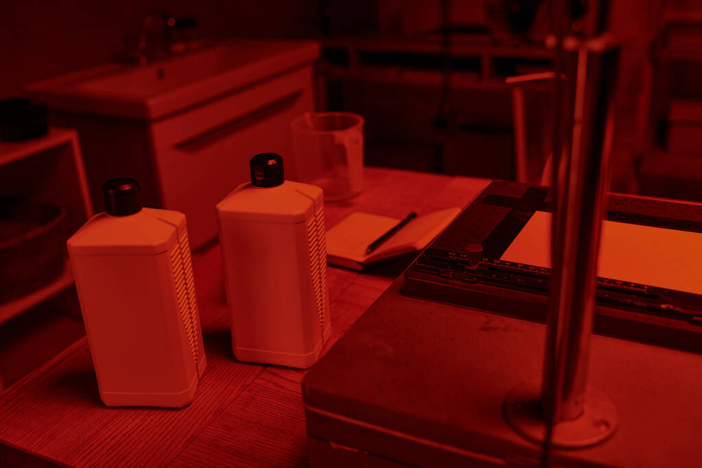 Bouteilles chimiques essentielles de chambre noire prêtes à être utilisées dans le processus de développement de films analogiques - Photo, image