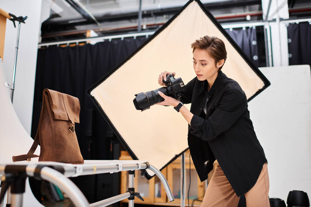 hyvännäköinen naisvalokuvaaja ottaa kuvia ruskea nahkainen reppu hänen studio - Valokuva, kuva
