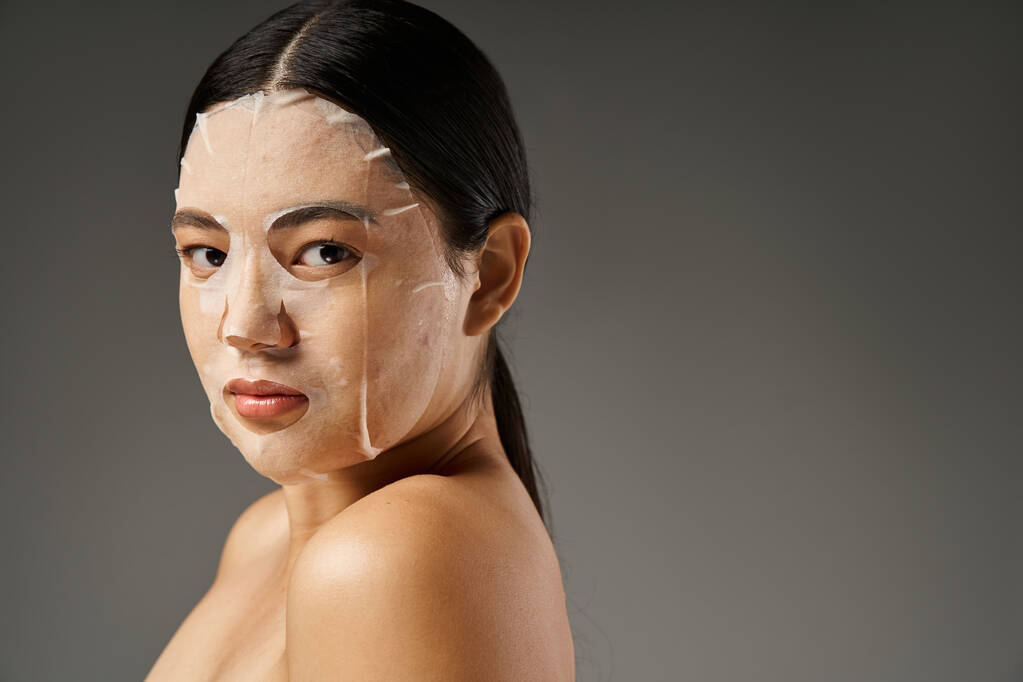 mujer asiática joven con pelo morena y piel propensa al acné mirando el espejo en el baño, pancarta - Foto, Imagen