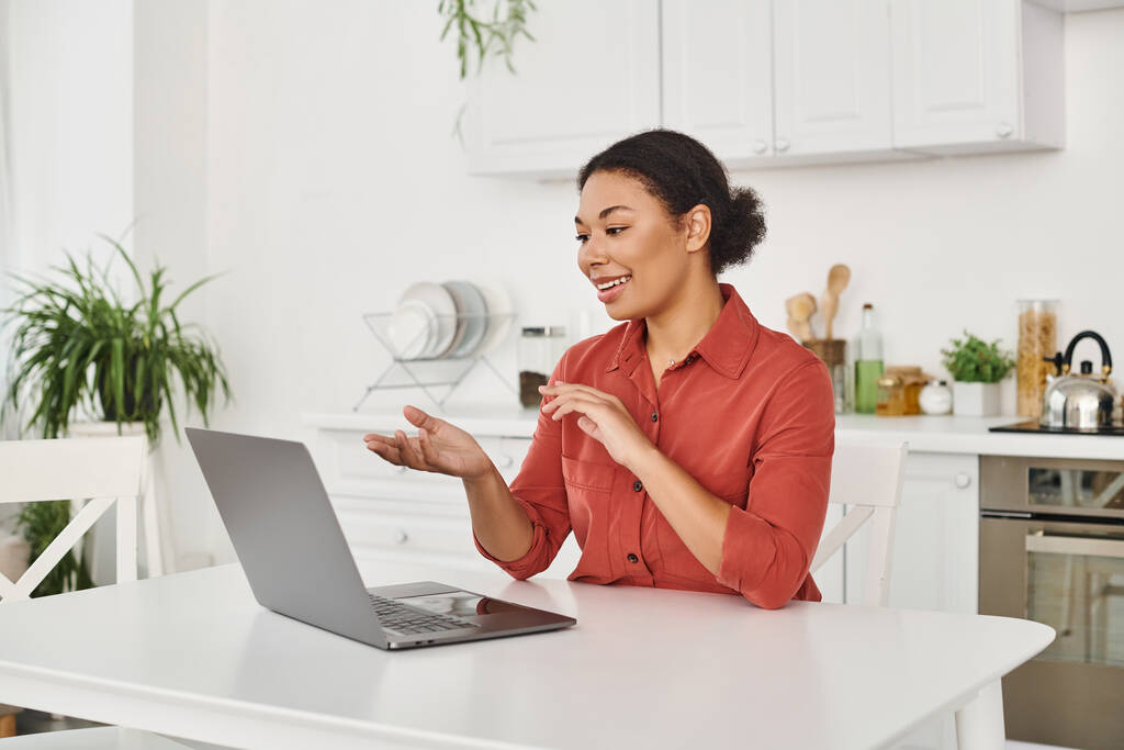 feliz nutricionista afro-americano fornecendo consulta on-line enquanto trabalhava remotamente em casa - Foto, Imagem