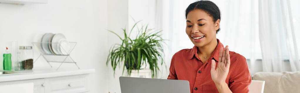 heureuse nutritionniste afro-américaine fournissant une consultation en ligne sur ordinateur portable de sa cuisine, bannière - Photo, image