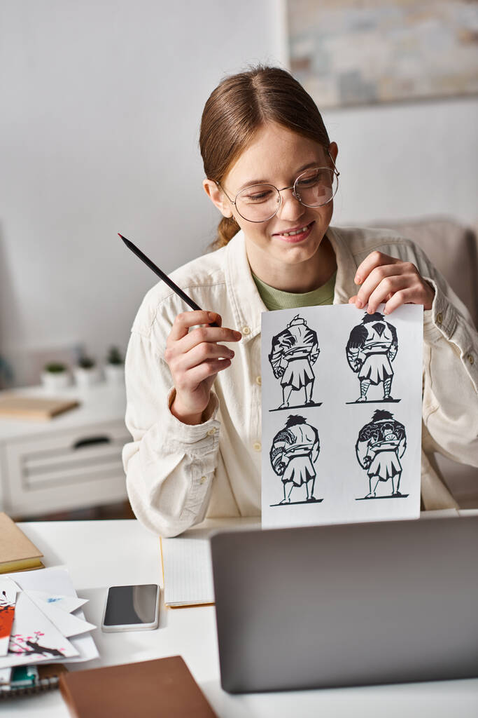 Teenager-Mädchen analysiert Anatomie-Zeichnungen für E-Learning-Kunstunterricht zu Hause, Blick auf Laptop - Foto, Bild