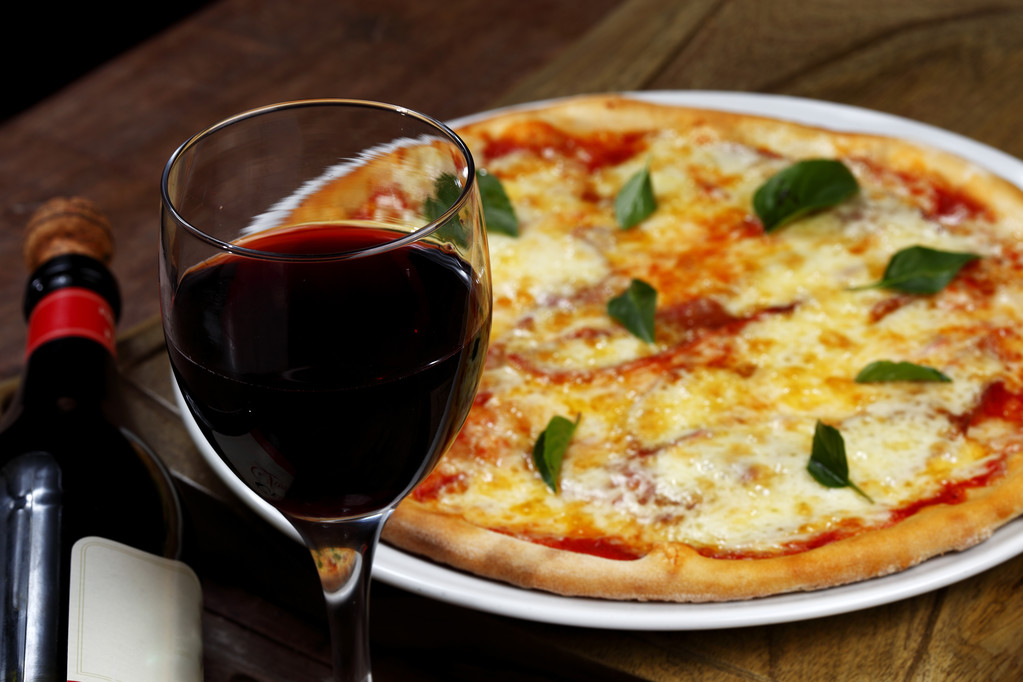 Pizza z kieliszek wina - Zdjęcie, obraz
