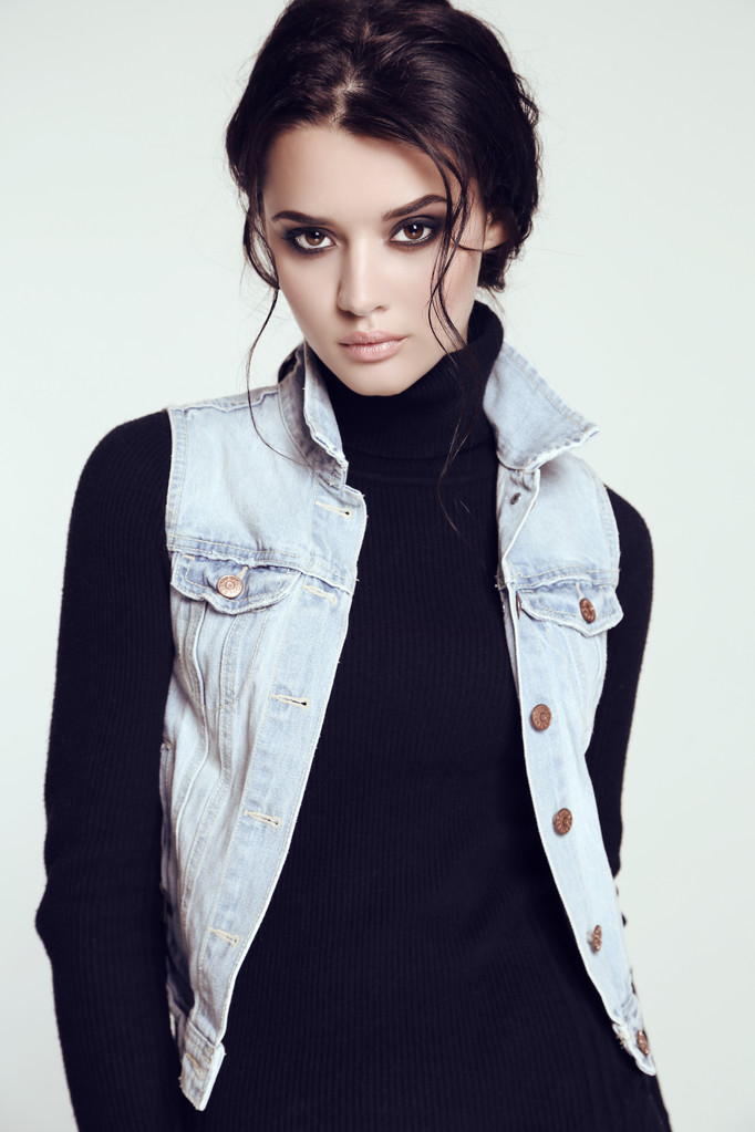 Mulher glamour em jaqueta jeans
 - Foto, Imagem