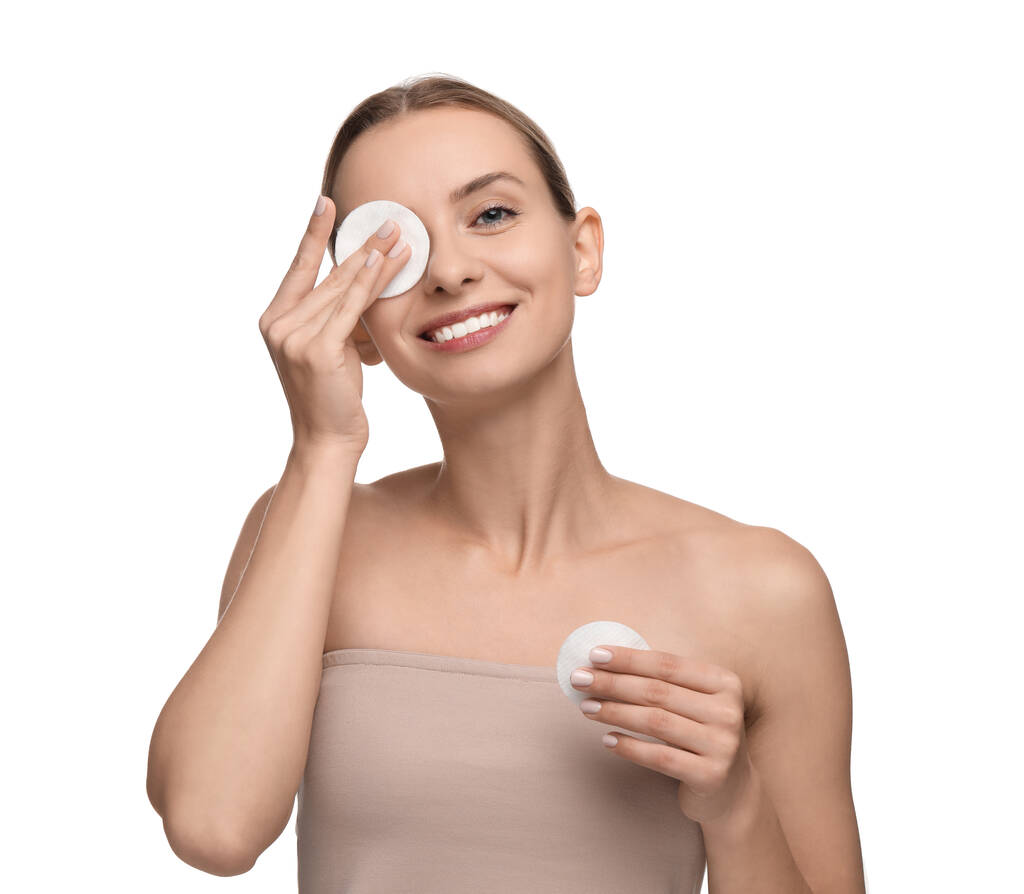 Uśmiechnięta kobieta usuwająca makijaż wacikami na białym tle - Zdjęcie, obraz