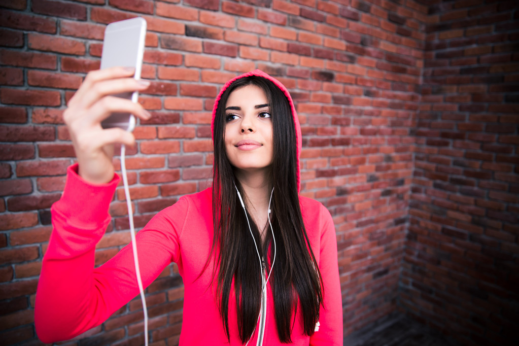 glückliche junge sportliche Frau macht Selfie-Foto - Foto, Bild