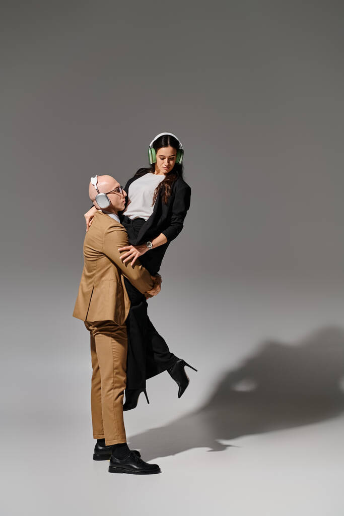 akrobata a formális viselet vezeték nélküli fejhallgató tánc irodai szünet stílus, vállalati - Fotó, kép