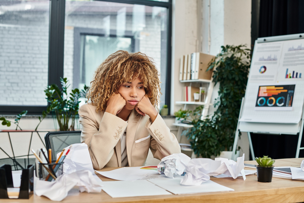 cansados encaracolado Africano americano empresária em sua mesa amassado papéis, estresse no trabalho conceito - Foto, Imagem