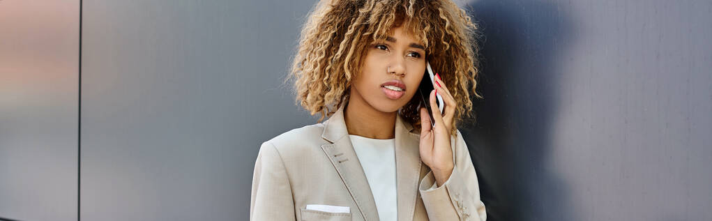 sebevědomá africká americká obchodnice s kudrnatými vlasy mluví na smartphone, banner - Fotografie, Obrázek