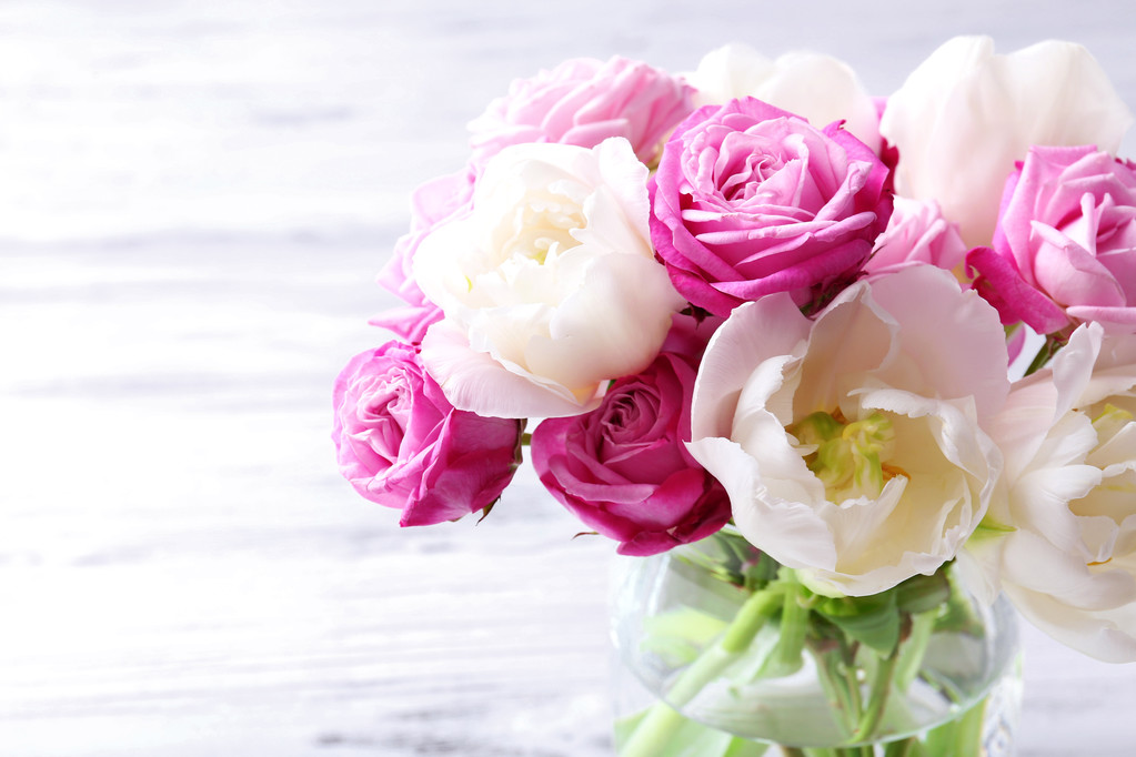 Csokor friss rózsákkal és tulipán fa háttér - Fotó, kép