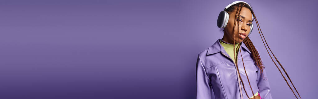africká americká dívka s dredy a bezdrátovými sluchátky těší hudbu na fialové, banner - Fotografie, Obrázek