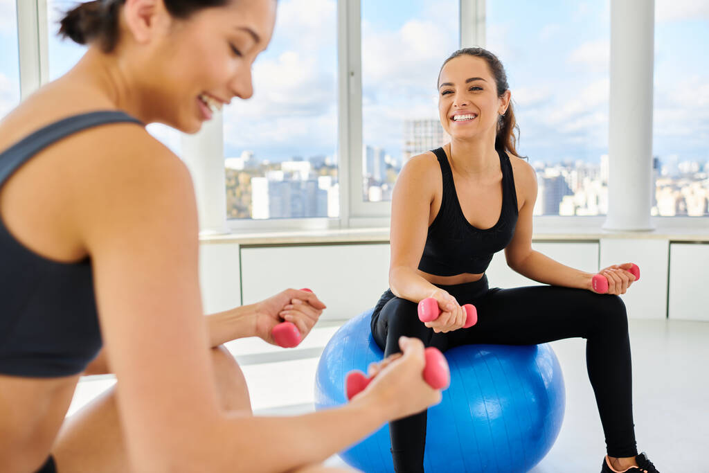 boldog fajok közötti női barátok gyakorló súlyzók fitness labdák során pilates osztály - Fotó, kép