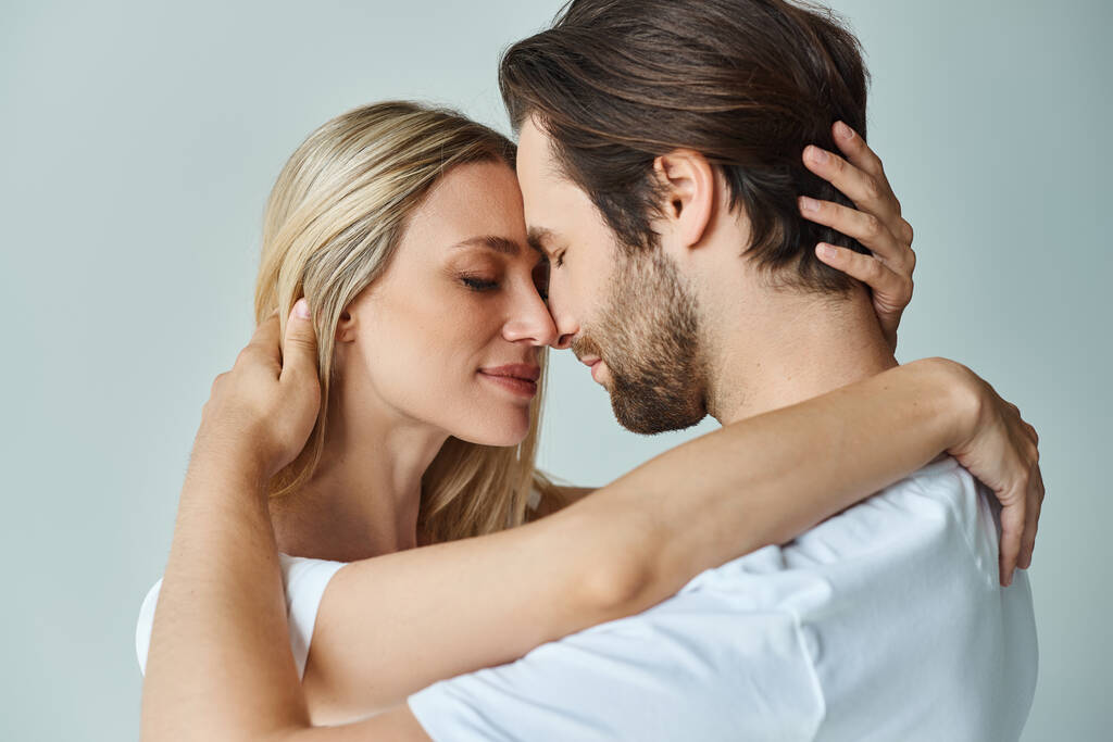Un hombre y una mujer apasionados abrazándose en una romántica muestra de afecto y conexión. - Foto, imagen