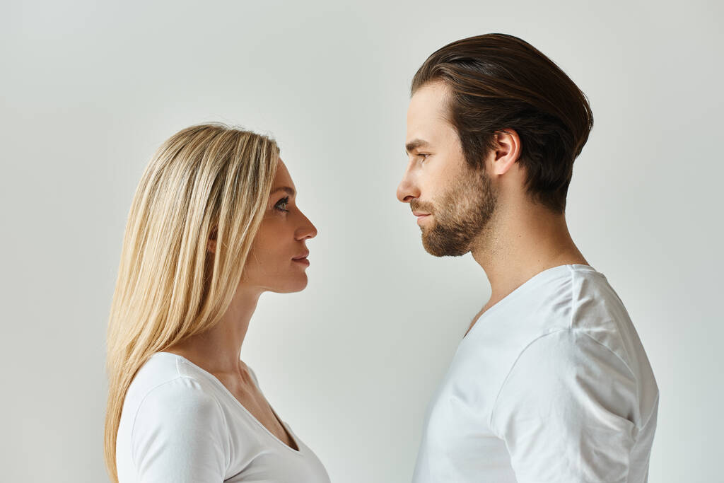 Мужчина и женщина, излучающие желание, смотрят друг другу в интимный момент тесной связи. - Фото, изображение