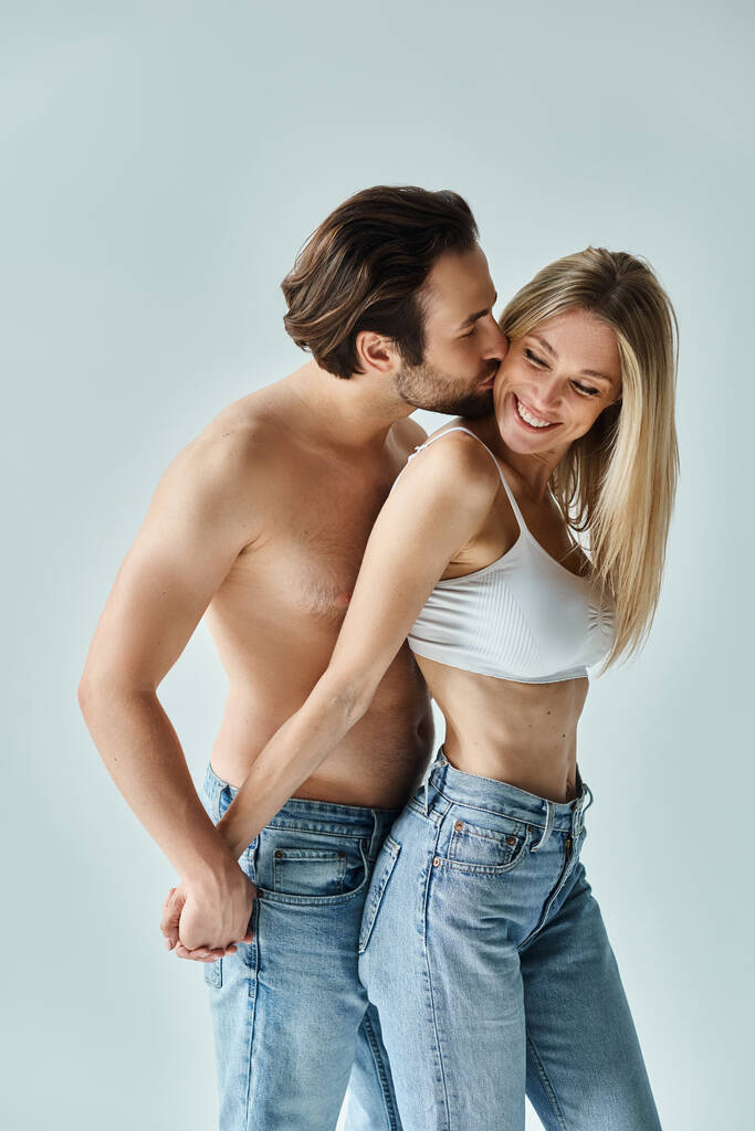 Um casal marcante e sexy compartilha um momento de conexão enquanto eles estão lado a lado, exalando um ar de romance e intimidade. - Foto, Imagem