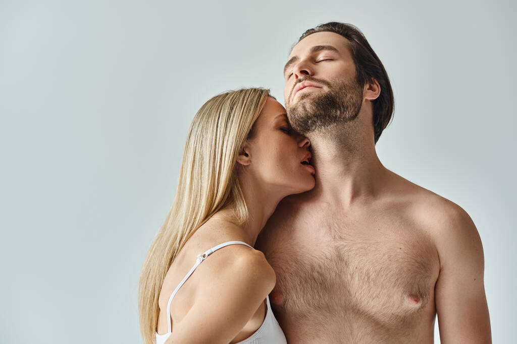 Un momento appassionato catturato tra un uomo e una donna mentre condividono un tenero bacio. - Foto, immagini