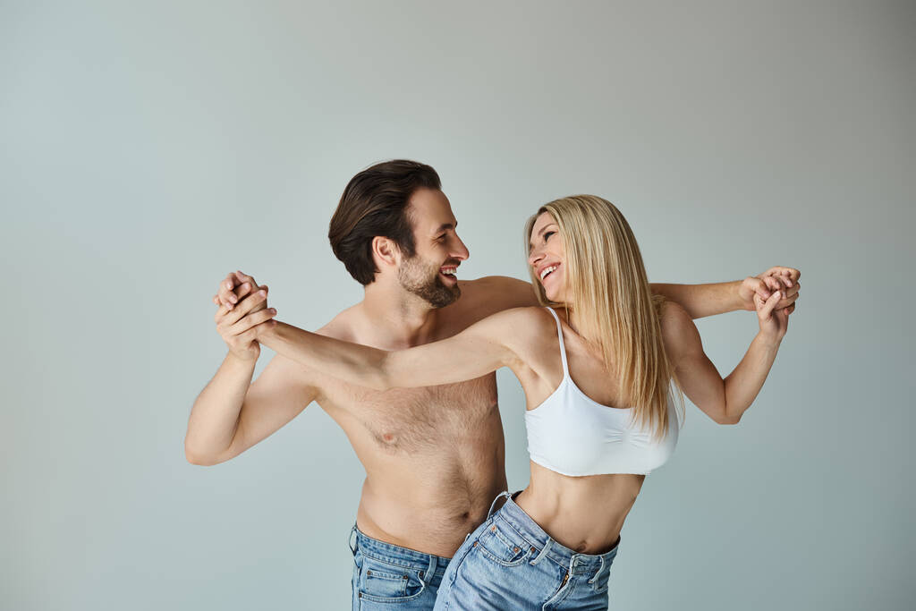 Сексуальна пара, чоловік і жінка, вдарити позу для фото, коли вони демонструють свою романтику і зв'язок. - Фото, зображення