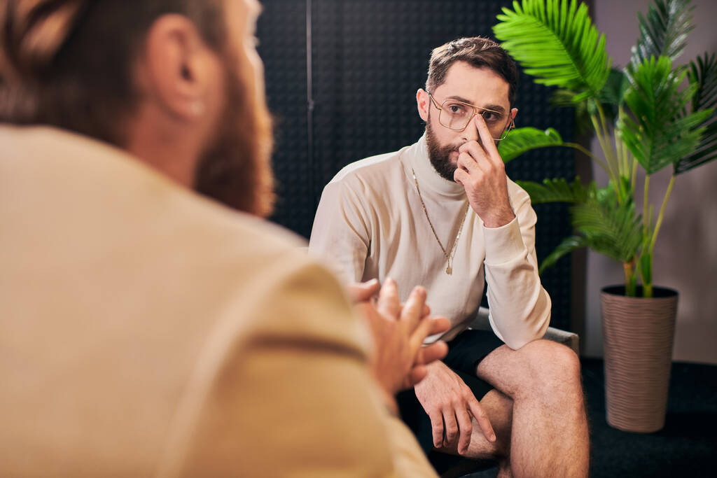 omistettu tyylikäs miehet debonair vaatteet istuu ja keskustella haastattelun kysymyksiä studiossa - Valokuva, kuva